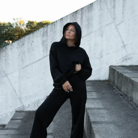 Moteriškas džemperis su kapišonu