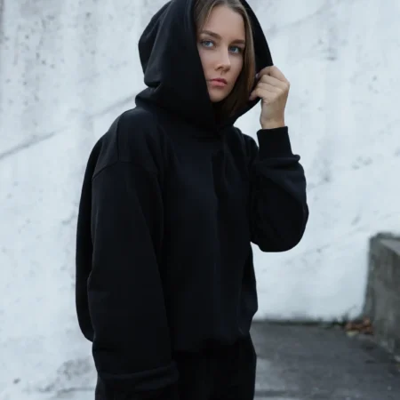 Moteriškas džemperis su kapišonu iš šono