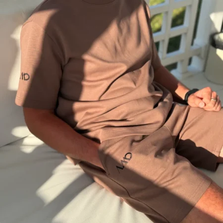 Vyriškas komplektas vasarai šokolado spalvos iš priekio