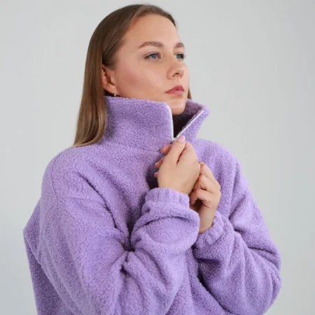 Teddy džemperis moterims su aukšta apykakle.