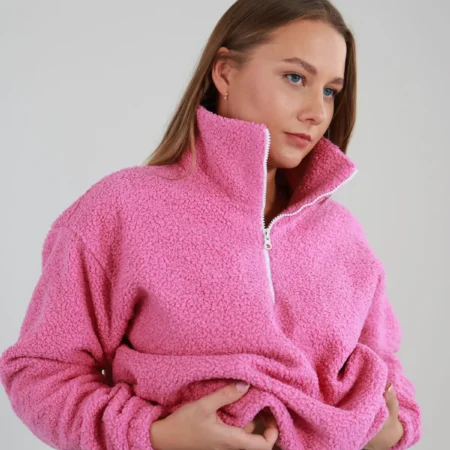 Teddy džemperis moterims su aukšta apykakle.