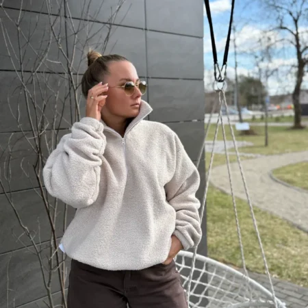 Teddy džemperis moterims su aukšta apykakle.