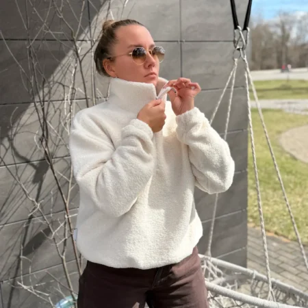 Teddy džemperis moterims su aukšta apykakle.